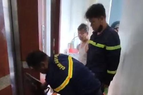 Giải cứu hai người bị kẹt trong thang máy căn nhà cao tầng ở TP Thủ Đức