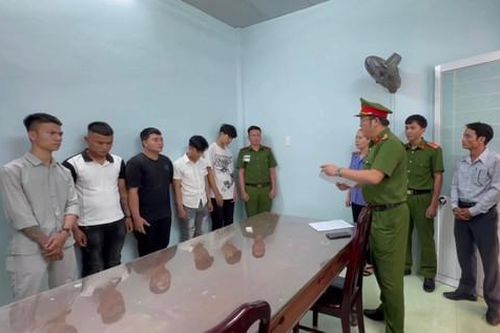 Tạm giam 4 đối tượng hành hung hai em học sinh