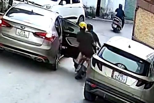 Mở cửa ô tô giữa đường, 2 người đi xe máy gặp nạn