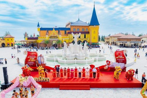 VinWonders Cửa Hội đón lượng khách lớn, bùng nổ doanh thu ngày khai trương