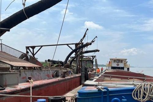 Phát hiện phương tiện hút cát trái phép trên sông Hồng