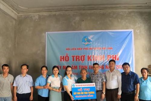Mê Linh: Bàn giao 'Mái ấm tình thương' cho gia đình khó khăn