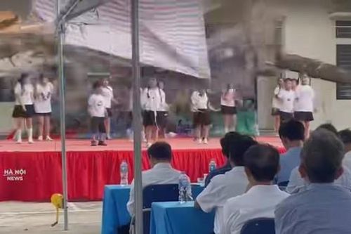 Sập mái hiên nhà văn hóa ở Phúc Thọ, 6 học sinh bị thương
