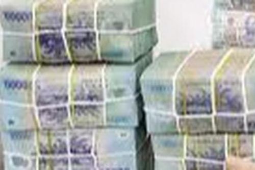 Tiền người dân gửi tại ngân hàng tăng cao kỷ lục