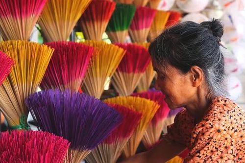 Bà lão ở làng hương