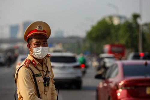 Hà Nội nắng nóng gay gắt, CSGT Thủ đô bám đường xử lý vi phạm