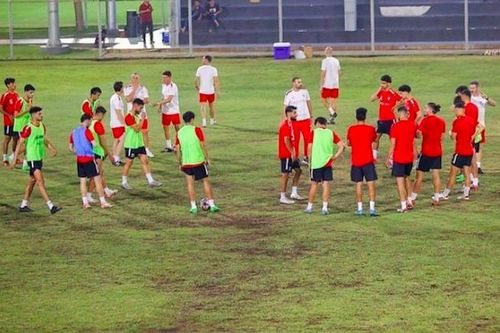 Cổ động viên Indonesia rủ nhau... xin lỗi đội tuyển Iraq