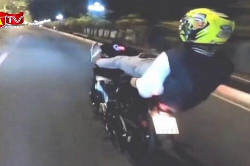 Xử phạt 'thánh giường nằm' lái xe máy bằng chân tốc độ 120km/h