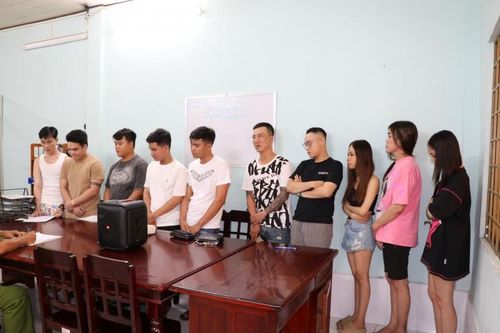 Mua ma túy về phòng trọ cho cả nhóm bạn cùng 'bay'