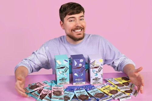 'YouTuber giàu nhất thế giới' bán đồ ăn cũng cháy hàng