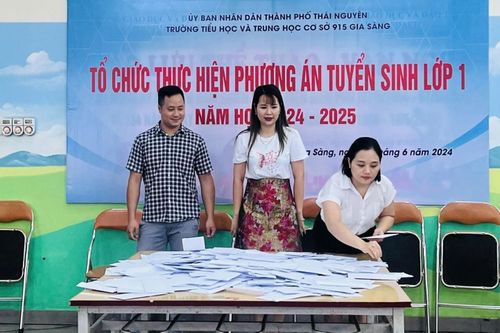 Trường tiểu học livestream bốc thăm học sinh vào lớp 1