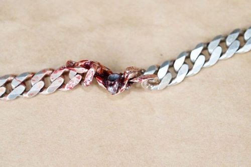 Thoát chết nhờ dây chuyền chặn viên đạn găm vào cổ