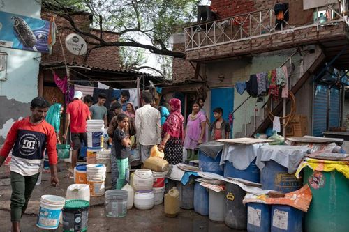 Nước - tài nguyên quý giá 'hơn vàng' ở Delhi giữa mùa Hè
