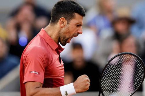 Djokovic phá hai kỷ lục của Federer, vào tứ kết giải Pháp mở rộng 2024 sau 5 set