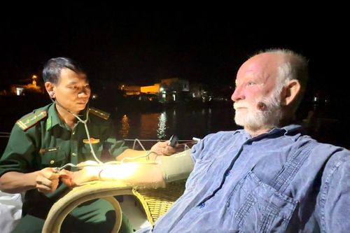 Ngư dân Quảng Ngãi cứu một người nước ngoài trôi dạt trên thuyền buồm
