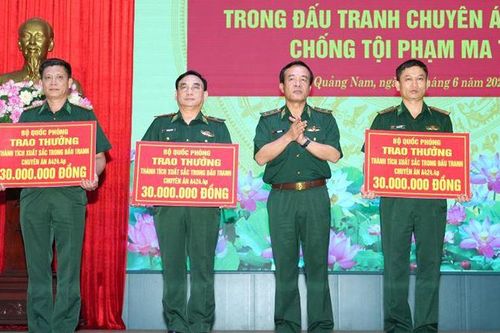 Trao thưởng tập thể, cá nhân triệt phá đường dây vận chuyển trái phép ma túy từ Lào về Việt Nam