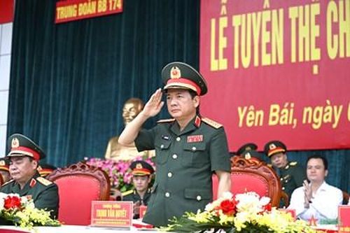 Thượng tướng Trịnh Văn Quyết dự Lễ tuyên thệ chiến sĩ mới tại Trung đoàn 174, Sư đoàn 316, Quân khu 2