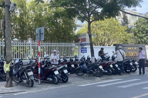 Bát nháo bãi giữ xe tự phát