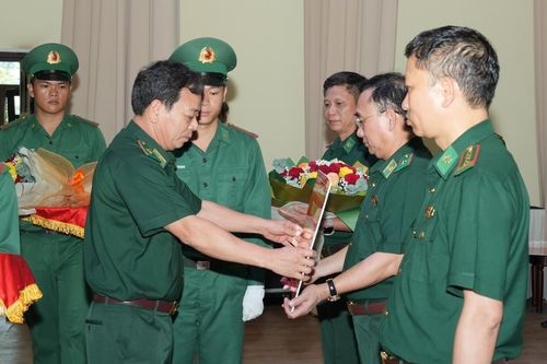 Trao thưởng thành tích xuất sắc cho các tập thể, cá nhân triệt phá Chuyên án A424.4p