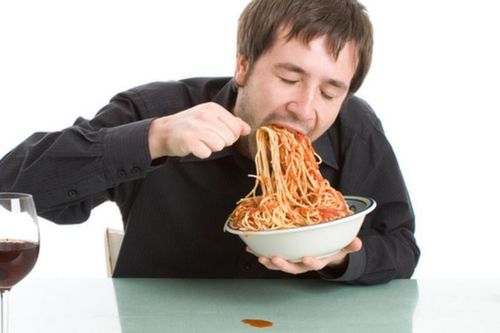 2 cách ăn 'cực xấu' nhiều người mắc, dễ gây hại sức khỏe