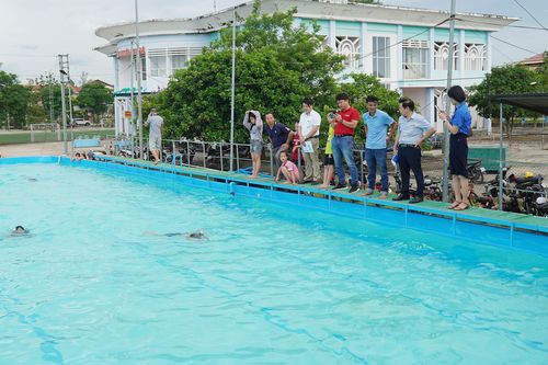 Hàng trăm học sinh khó khăn ở Quảng Trị được học bơi miễn phí