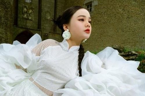 Chọn trang phục dân tộc cách tân, siêu mẫu nhí Maika Ngọc Khánh ghi dấu ấn tại LHP Cannes 2024