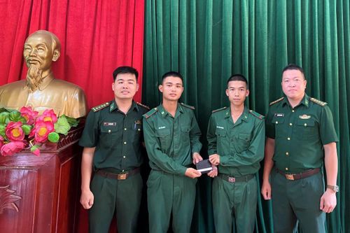 Binh nhì Chu Văn Đông nhặt được của rơi, trả người đánh mất