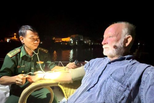 Quảng Ngãi: Cứu du khách người nước ngoài trôi dạt trên biển