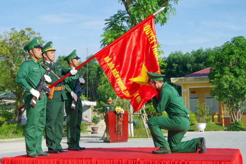 Chiến sĩ mới tuyên thệ dưới Quân kỳ