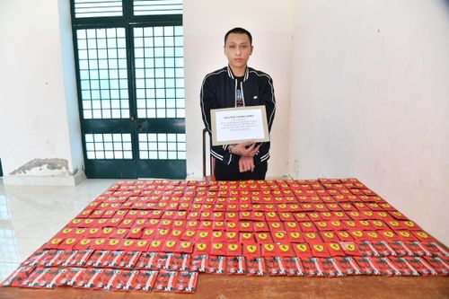 Bắt đối tượng mang 260 gói 'nước vui' từ Campuchia về Việt Nam