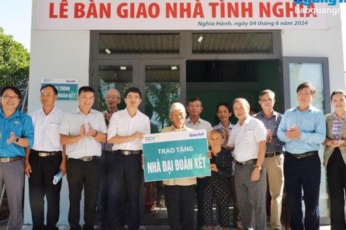 Báo Quảng Ngãi bàn giao nhà đại đoàn kết cho hộ nghèo huyện Nghĩa Hành