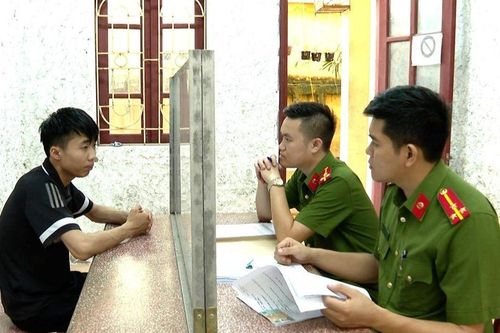 Nam thanh niên không đội mũ bảo hiểm đâm xe vào cán bộ CSGT