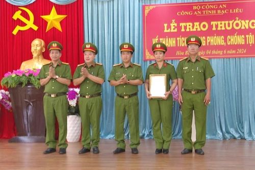 Công an huyện Hòa Bình được thưởng nóng về thành tích phá nhanh vụ án cướp giật tài sản