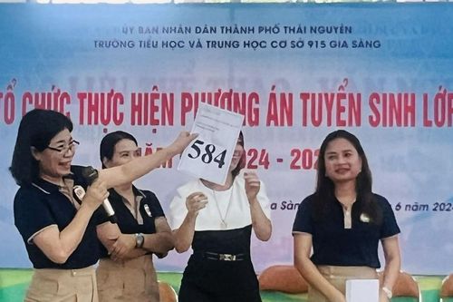 Trường tiểu học tổ chức cho phụ huynh bốc thăm vào lớp 1