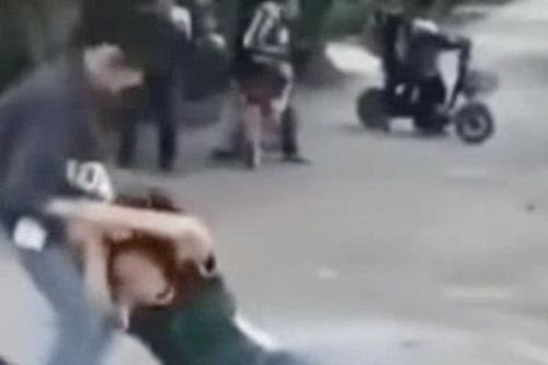 Mâu thuẫn chuyện cá cược bóng đá, 2 nữ sinh lao vào đánh nhau
