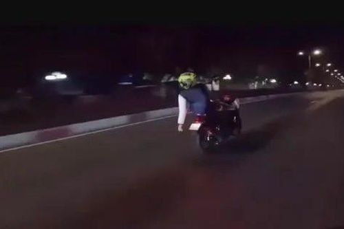 Nam thanh niên nằm trên xe máy, thả hai tay chạy với tốc độ 120km/h