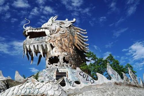 Đập bỏ hay giữ lại kiến trúc rồng khổng lồ tại công viên 'rùng rợn' xứ Huế?