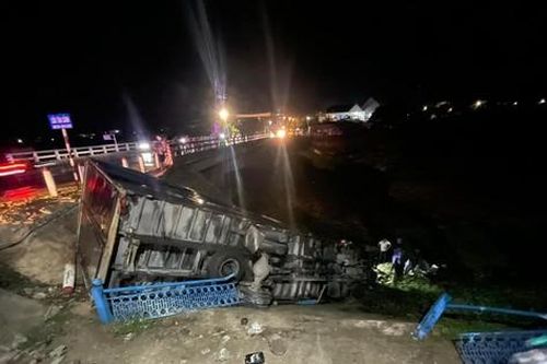 Xe tải lật nhào xuống chân cầu ở Kon Tum