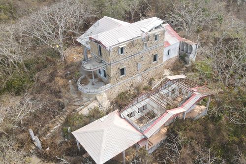 Bí ẩn căn biệt thự 'view triệu đô' bị bỏ hoang trên núi ở miền Tây
