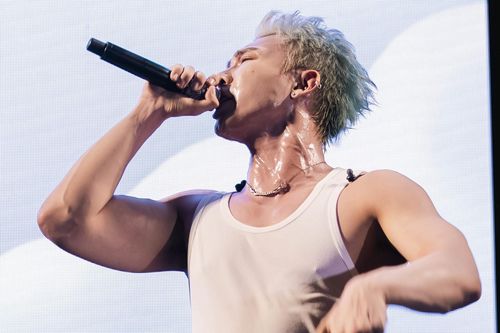 Clip ca sĩ Erik cơ bắp vạm vỡ, mướt mồ hôi gây 'sốt'