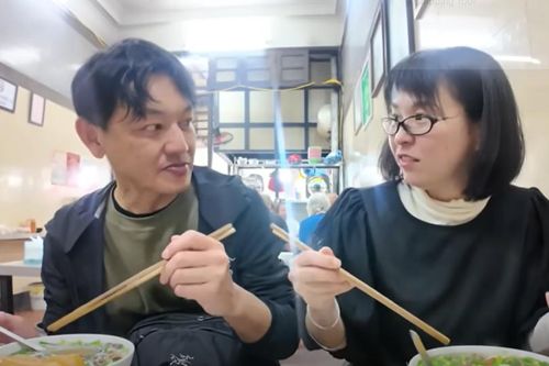 Vợ chồng người Nhật thưởng thức phở ở Hà Nội, miệng không ngừng nói một câu