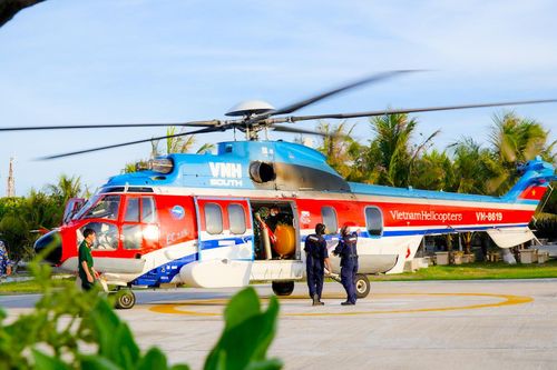 Trực thăng đưa ngư dân bị đứt rời 1/3 trên cánh tay phải về đất liền điều trị