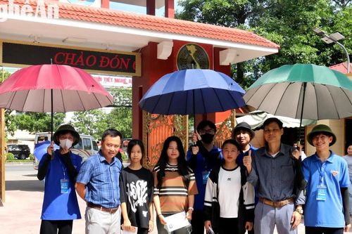 Ấm áp tình thầy trò trong Kỳ thi lớp 10 ở Nghệ An