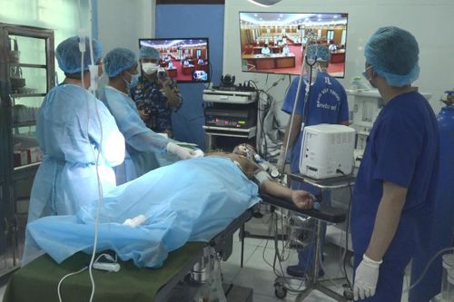 Trực thăng đưa ngư dân bị tai nạn trên biển Trường Sa vào đất liền chữa trị