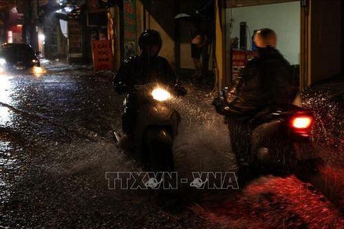 Mưa lớn ở nội thành Hà Nội, cảnh báo ngập lụt
