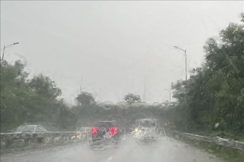 Mưa rào và dông khiến các phương tiện di chuyển khó khăn trên đường Vành đai 3