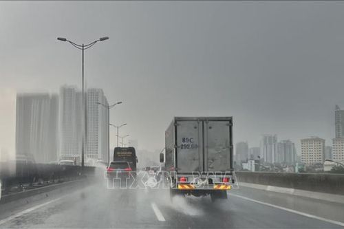 Mưa rào và dông, một số tuyến phố Hà Nội xuất hiện điểm ngập úng