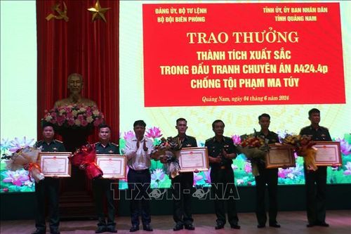 Khen thưởng thành tích triệt phá đường dây vận chuyển trái phép gần 198 kg ma túy