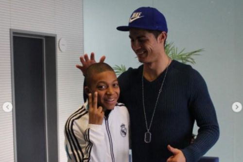 Ronaldo khiến dân tình phát cuồng với 11 chữ dành tặng người đàn em Mbappe, fan cảm thán: 'Messi sẽ không làm như vậy'