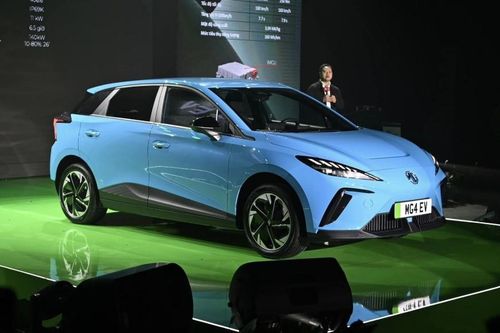 Xe điện MG4 có mặt tại đại lý, chính thức 'chạm mặt' VinFast VF 6